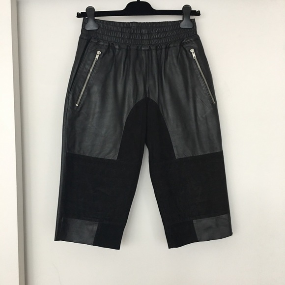 OAK men’s leather Capri- shorts. Size XS